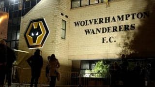 專スタあるある? プレミアでゴール裏女性サポーターの顔面にボールが直撃…鼻血を出してスタンドを後に