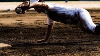 なぜ送球ミスは起こるのか？　正確なスローイングには「腕」より「足」が大事