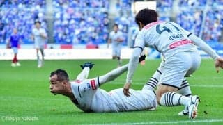 レアンドロ・ダミアンの得点直後、試合中のピッチに現れた「泣ける光景」