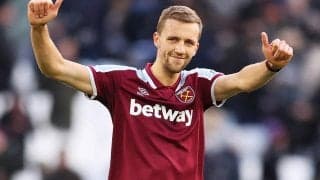 ウェストハムのソウチェクがチェルシー撃破の歓喜をファンと共有、セルフィーにユニフォームプレゼント、ハイタッチも