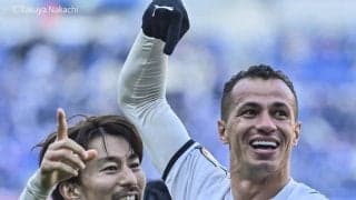 川崎Fと横浜FMの選手が試合後に異例の記念撮影！ チームの垣根を超えた「感動理由」