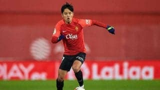 久保建英、復活弾後に撮られた“スーパースターの1枚”に海外興奮「最高のシーンだ」