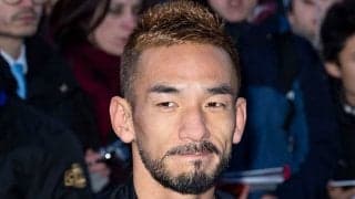 中田英寿、2000万円高級BMWに“腰かけた1枚”に反響「こんな風に格好良くなりたい」【名珍場面2021】