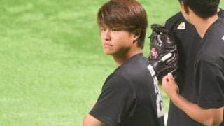 「可愛いしカッコイイ」　スーツで“キュンポーズ”鷹3年目右腕のギャップに熱視線