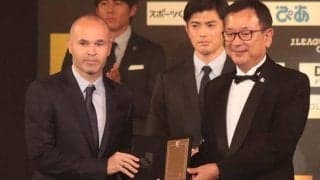 イニエスタとの記念撮影に殺到！Jリーグベストイレブンメンバーたちが童心に帰る