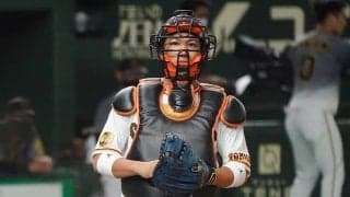 巨人・小林誠司、オシャレ上級者のスーツ姿　他選手との“胸元の違い”にも注目