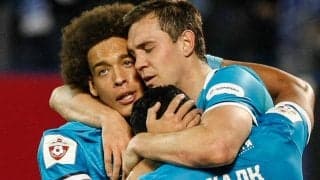 エスコートキッズならぬエスコートドッグ、ゼニトの選手が保護犬を抱えてピッチ入場