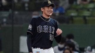 光沢感スーツを着こなす「オトナの魅力」　42歳のお手本コーデに「息が止まってしまった」