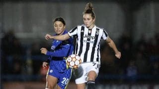 オーストラリア代表エースが乱入者を｢強烈タックル｣で撃退!?観客は称賛も…【女子チャンピオンズリーグ】チェルシー対ユベントスで起こった「珍事」