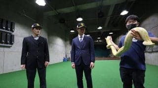 鷹ドラ1風間とドラ2正木、笑顔引きつる　鷹匠と“ヘビの首巻き”を体験