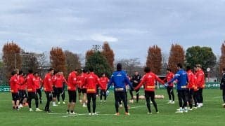 【浦和レッズ・公開練習リポート】(1)集まったサポーター50人も仰天!?最優秀監督賞を受賞したリカルド・ロドリゲス監督の「ユニークなトレーニング法」手をつないだ「選手たちの輪」