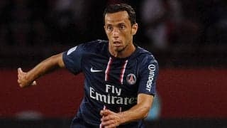 元PSGの得点王が『エブリーの窓』と呼ばれるFKチャレンジに成功! 観衆が見守る中で見事な左足のキックを披露