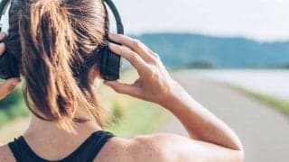 “しんどい”が和らぐ？ 運動するなら音楽を聴くべし！
