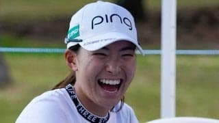 渋野日向子、わざわざ戻ってきた先輩選手との2ショットに「優しい姉妹愛素敵です」【名珍場面2021】