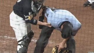 「反射神経えぐいな」「捕手並みにいたい職業」打球直撃も判定下す審判の“美技”
