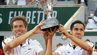  3冠ペア 複ファン投票で受賞 