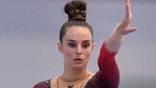 高級車ベンツの上で体操女子が逆立ち　美しい180度開脚に海外反響「スーパークールだ」