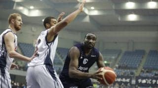 おちゃめな笑顔のイバン・ラべネル（アルティーリ千葉） - 「千葉にレガシーを残すために全力で頑張ります」