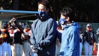 レッズ秋山翔吾が野球教室で小泉進次郎議員と対戦　ともに神奈川県横須賀市出身