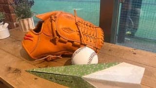 野球教室なのに投げるのは「紙飛行機」　主催者が遊びの中に込めた上達のヒント