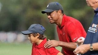 ウッズ息子、偶然撮られた“父と激似ポーズ”に米注目「この父にして、この子あり」