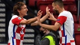 モドリッチとコバチッチがキュートな家族たちと子供服のモデルに！しかし用意されたのはアメフトボール