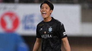 日本代表GK谷晃生がモデル顔負けのコーデを披露も、同僚からはツッコミ「私服でグローブ付けてください」