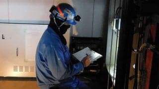 ヘルメットに懐中電灯、腰には命綱…　引退から20年、元オリックス「デカ」の現在地