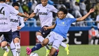 J1が開催された横浜のピッチが「キノコ」だらけ！「梅雨の珍事」【2021年J 取材記者が目撃した衝撃事件(3)】