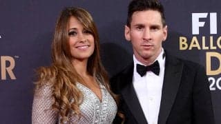 メッシ・オン・ザ・ステージ! バンドに合わせ壇上で妻・ロクソさんとダンス