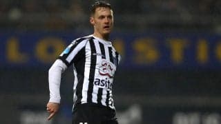 出会いは一発退場した試合…ドラマを超えるストーリー、審判と選手の珍しいカップルが誕生！ 