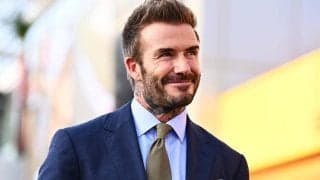 元イングランド代表ベッカムが花火を背景に新年のメッセージを投稿、溺愛の娘や妻とのキスショットも