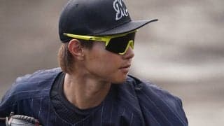 「俳優さんかと」　ロングコートのロッテ藤原、初詣での写真に「等身が…モデル並！」