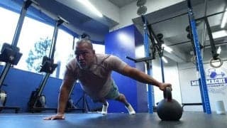 47歳ラミレス氏のパワフル筋トレ動画　驚異のバランス感覚にファン愕然「すげぇ」