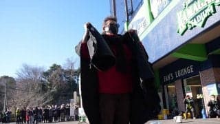 新庄剛志監督が合同自主トレ視察　“ド派手”マントで登場「新人はタレントになって」