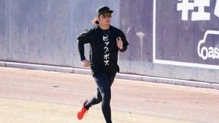 日本ハム伊藤が“ビッグボスTシャツ”で登場！　新庄監督は新人合同自主トレを視察