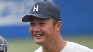 燕ドラ1左腕が「デカすぎる」　遠近感を狂わす“不思議写真”で際立つ体格の良さ