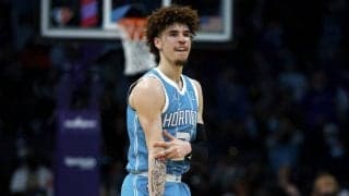 ボールの劇的フローターでホーネッツがバックスを下す…シクサーズは破竹の7連勝／NBA