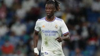 相手選手2人が転倒…マドリーMFカマヴィンガのタックルがファンの間で激論に「レッドでしょ」「素晴らしいタックル」