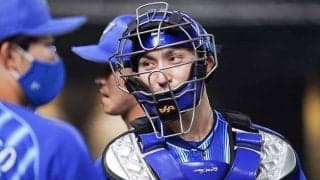 凛とした立ち姿が「もはやモデルだ」　アパレル撮影中のイケメン捕手が「美しい」