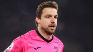 「100％ペナルティ」ノリッジGKクルル、ゴール前でヘッドロックした相手選手とそのままゴールイン「VAR?ぼくは警察を呼ぶよ」