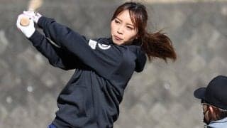 野球美女YouTuberのパワフル打撃に秋山翔吾も感嘆「振る力ありますね」
