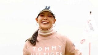 「大学へご挨拶に行ってきました」　ゴルフ吉田優利、母校のロゴの前で満面スマイル