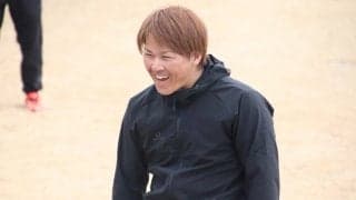 鷹・甲斐拓也が報道陣約50人に唐揚げ＆鶏めし振る舞う　地元・大分での自主トレ公開