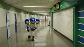 暗闇のトイレに突入するドアラ…　激走する「福マスコット選び」で起きた“悲劇”