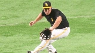 帽子を噛んでノックを受ける？　鷹・リチャードが伝えた“ボールを怖がらない”練習法