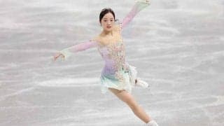 本田真凜、ガニ股で決めた“珍ポーズ”に反響「可愛いって罪」「なかなかシュール」