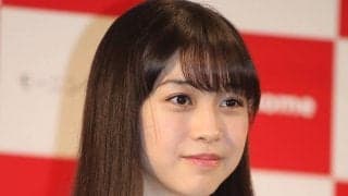 “難解ポーズ”のアイドルが「超絶可愛い」　野球愛溢れる姿は「可愛いウルトラマン」