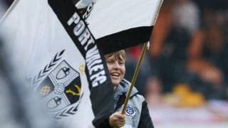 選手が激突しポストが変形、試合は一時中断し修復にはトラクターも駆り出される