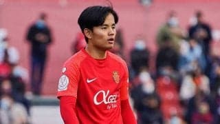 久保建英の「おでこにキス！」　指揮官と“信頼の2枚”に注目「表情なんとも言えない」